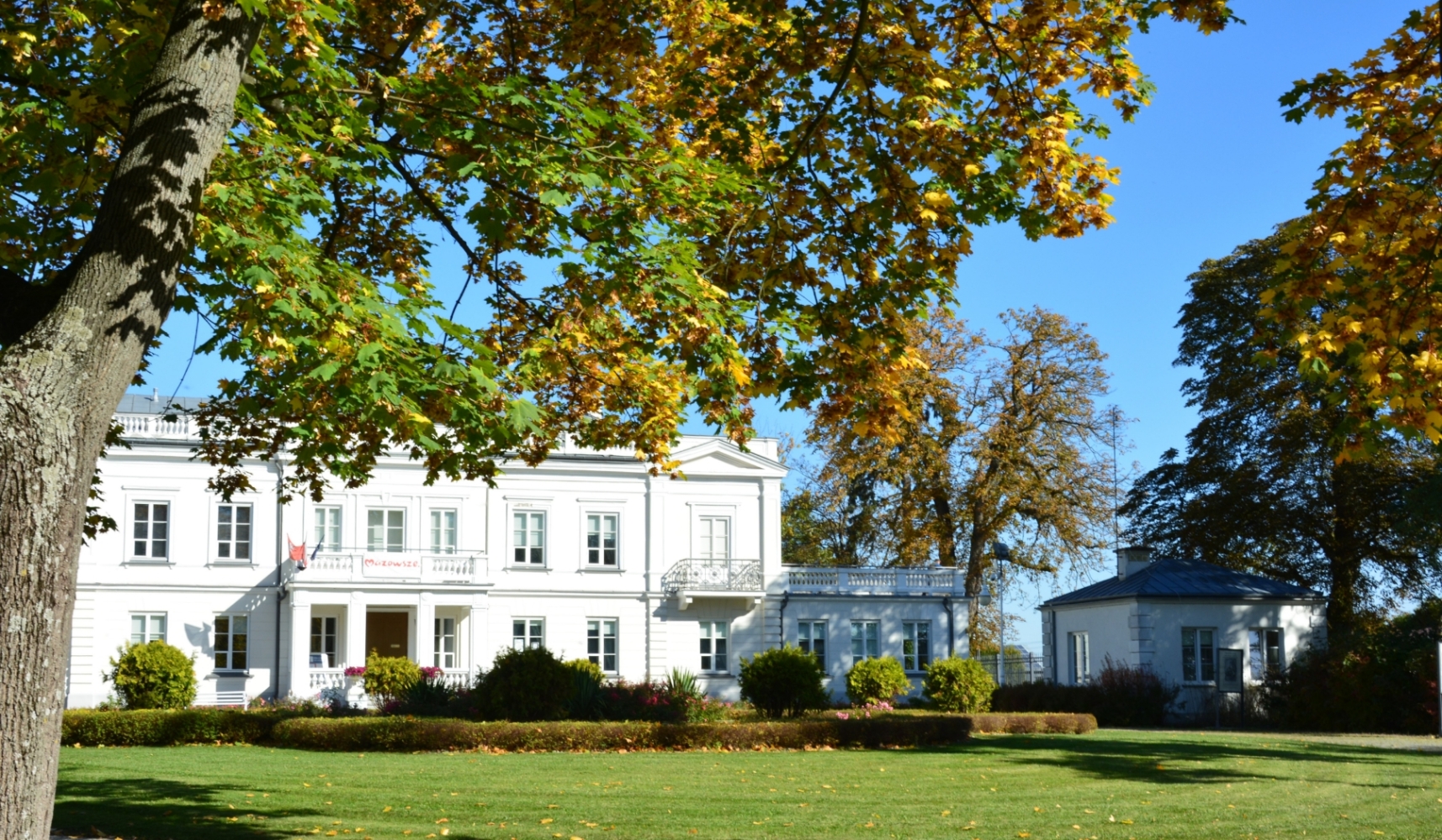 Pałac w Sannikach jesienią