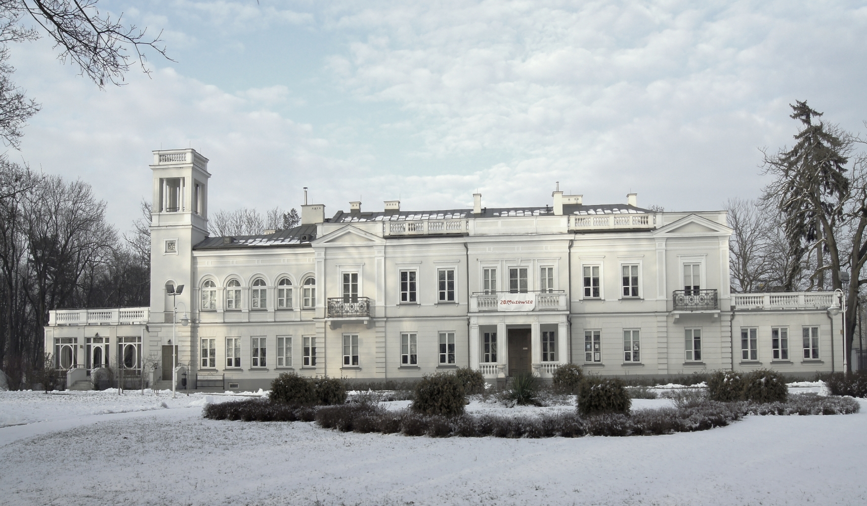 Pałac w Sannikach zimą